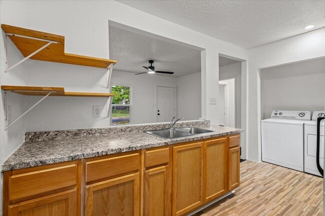 Building Photo - 2206 Rountree Dr