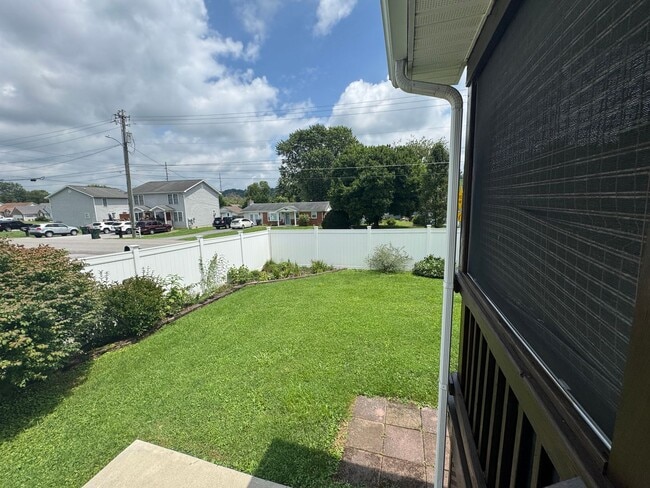 Building Photo - Charming Updated Townhouse in Bristol, VA