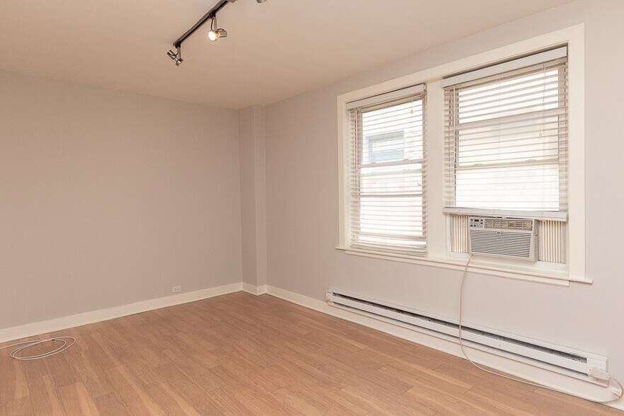 Building Photo - 511 W Belmont Ave