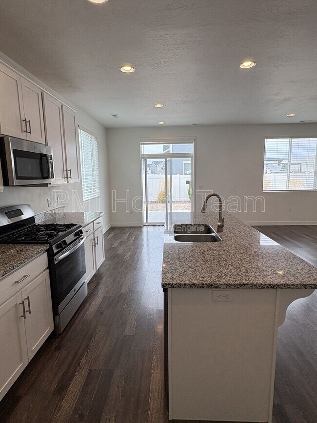 Building Photo - 1616 W Parkview Dr