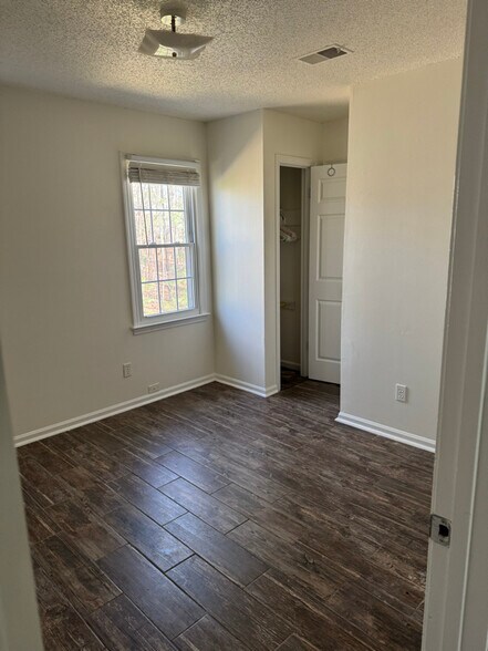 Building Photo - 245 Teesdale Ct