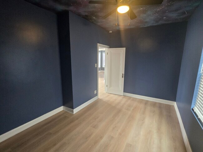 Building Photo - 9517 S Escanaba Ave