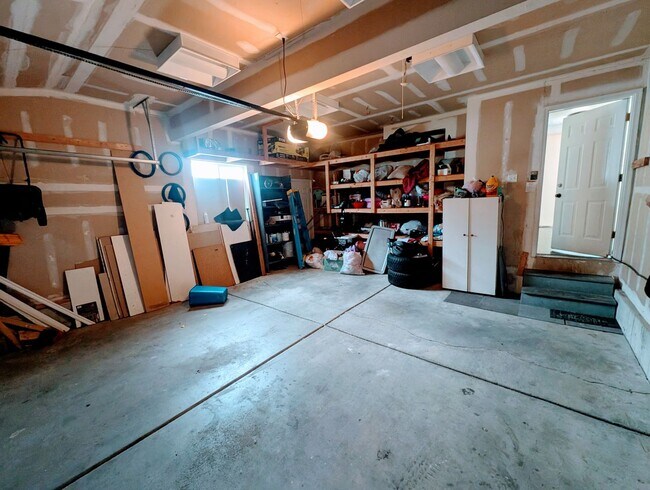Building Photo - 749 Country Club Dr