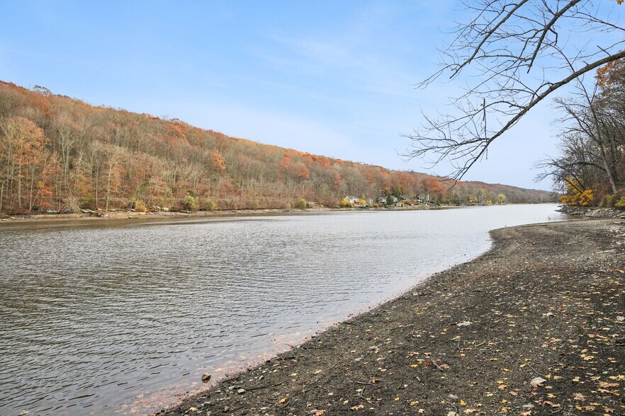 Building Photo - 916 E End Rd