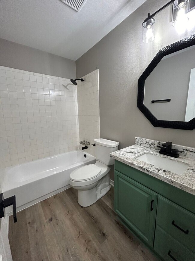 Building Photo - Lakeside Dream Home: Fully Remodeled 4BD/2BA Near Loop 323