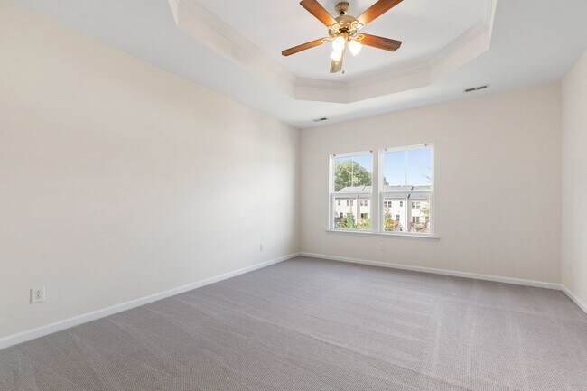 Building Photo - Beautifully Maintained 4BR/3.5BA End-Unit Townhome in Twin Lakes