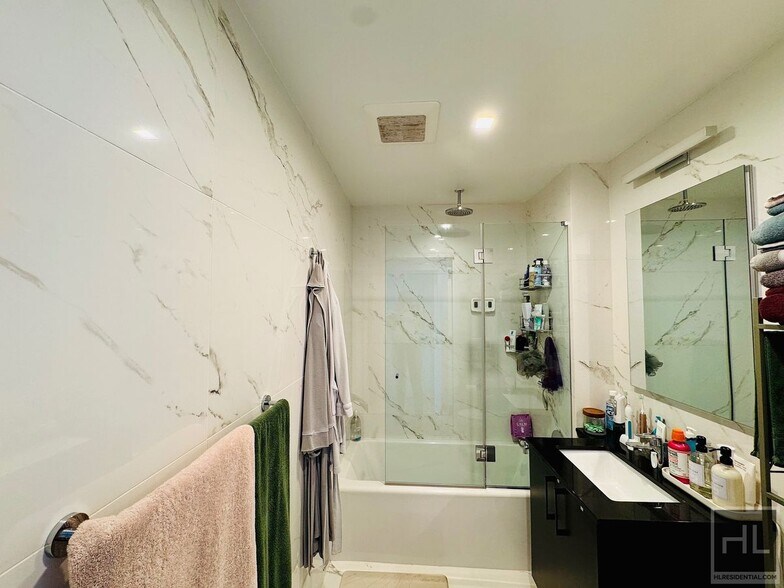 Building Photo - Gorgeous 1 bedroom with private balcony & laundry hookup