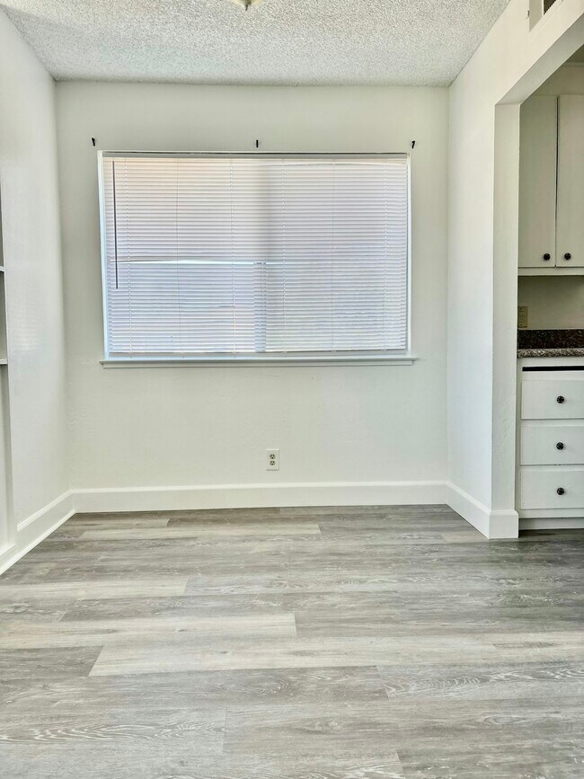 Building Photo - 1331 Pinetree Dr