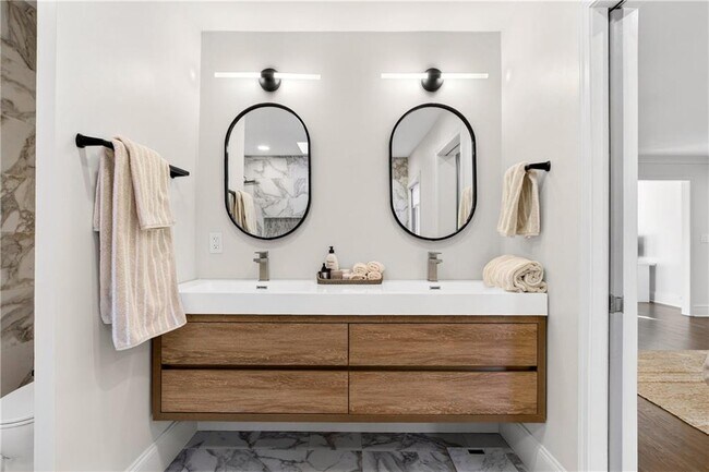 Building Photo - 2226 Melante Dr NE