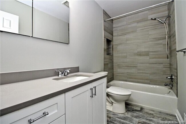 Building Photo - 5 Glen St