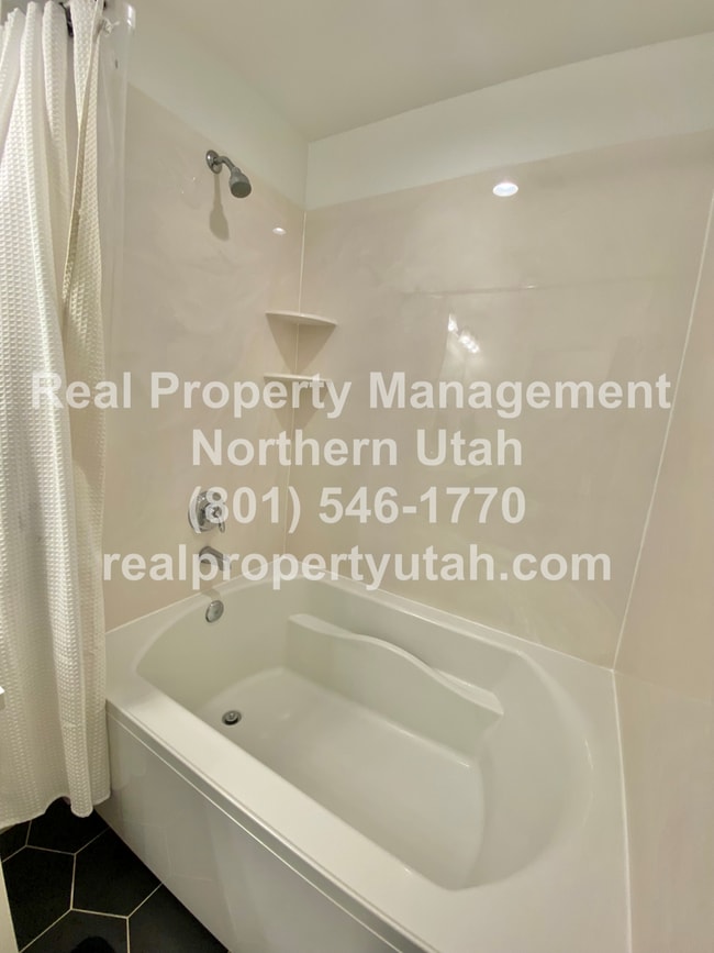Building Photo - 3 Bed 3.5 Bath Layton Townhome Coming Soon!