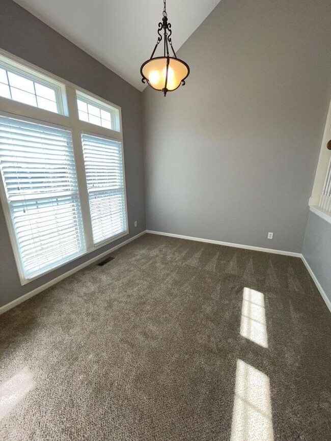Building Photo - 5 Bedroom, 3 Bathroom California Split Sty...