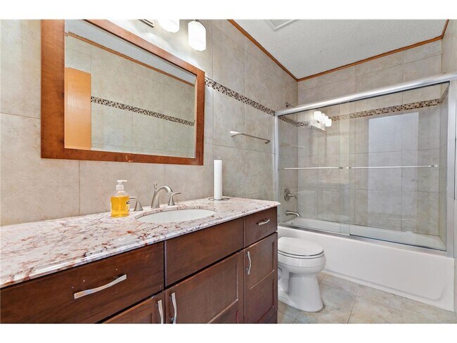 Building Photo - 13753 Glenhurst Ave