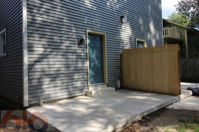 Building Photo - 243 Valley Ave NW