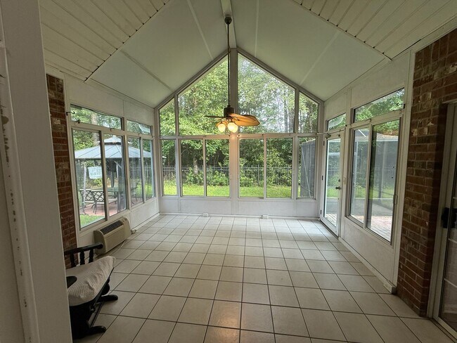 Building Photo - Beautifully Updated 4-Bedroom Home in Pool...