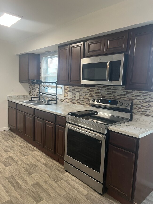 Building Photo - 609 N Stonestreet Ave