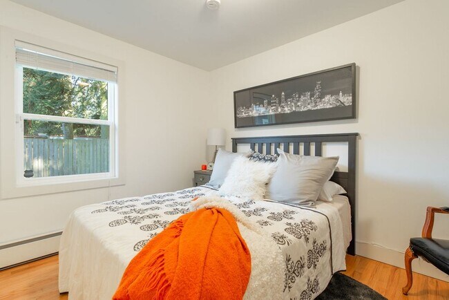 Building Photo - Charming Rambler in North Seattle!