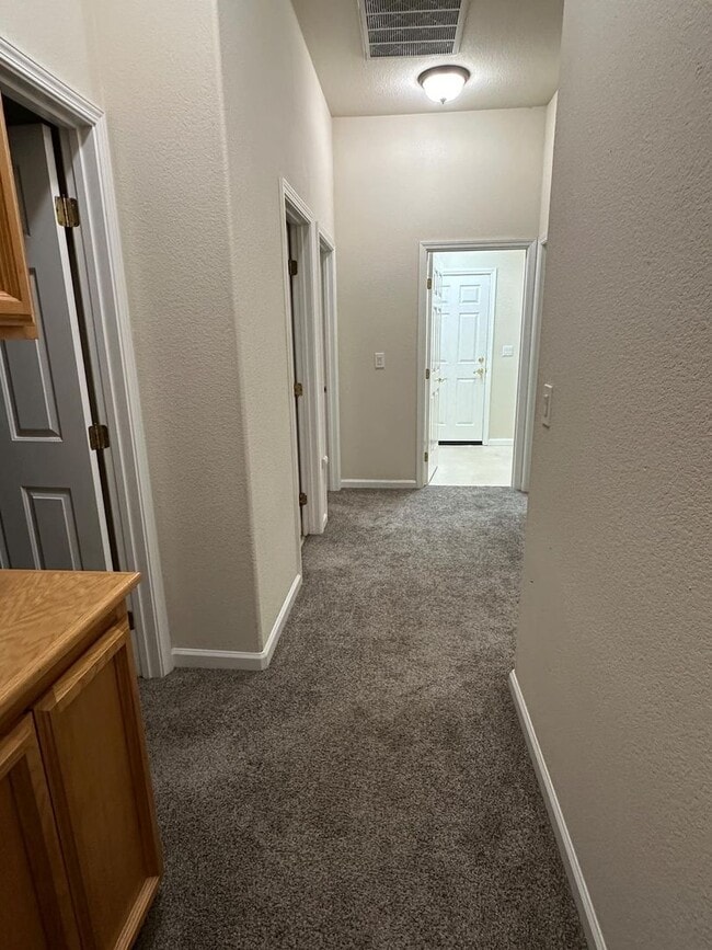 Building Photo - Charming 4 bedroom, 2 bathroom single fami...