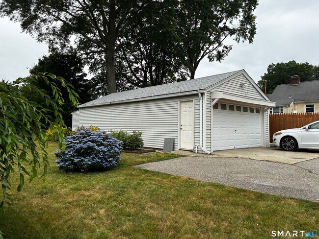Building Photo - 424 Rockwell Ave