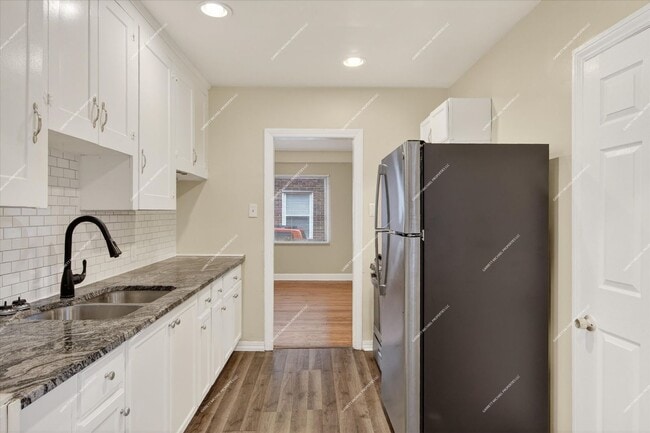 Building Photo - Charming 3-Bedroom Brick Bungalow for Rent in Detroit!