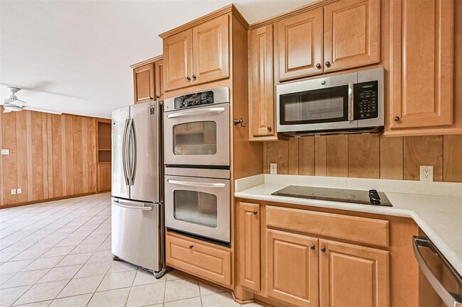 Building Photo - 2920 Heron Dr
