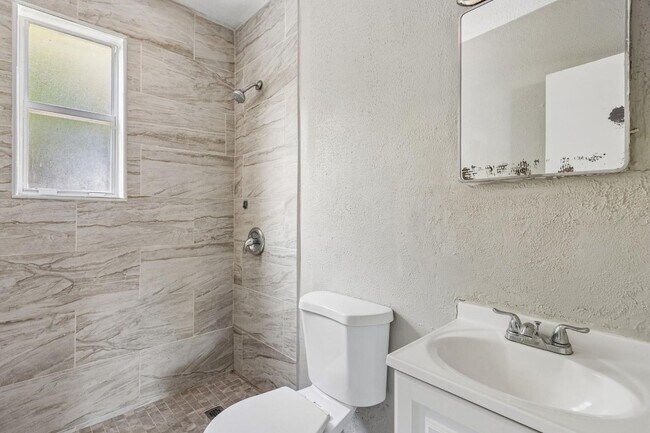 Building Photo - 1104 W 29th St