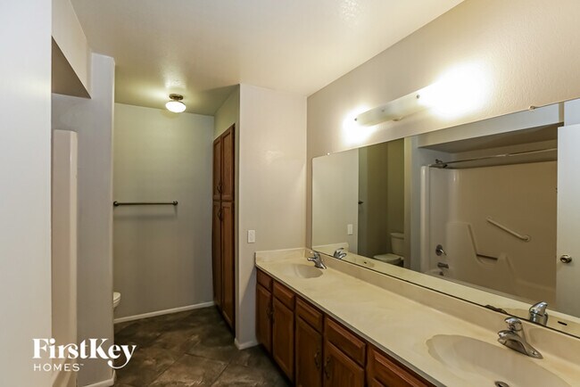 Building Photo - 4656 W Townley Ave