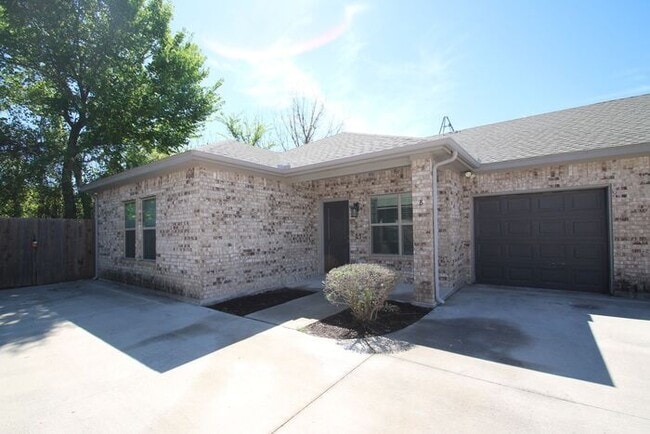 Building Photo - Incredible 3/2 Duplex Home ** Lovely Open ...