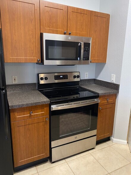 Electric Range/Microwave - 2279 Portofino Pl