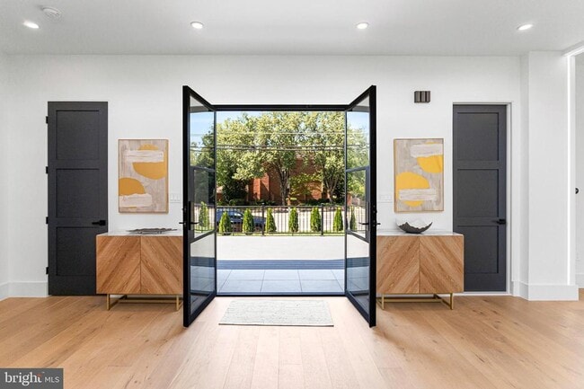 Building Photo - 1733 Chain Bridge Rd