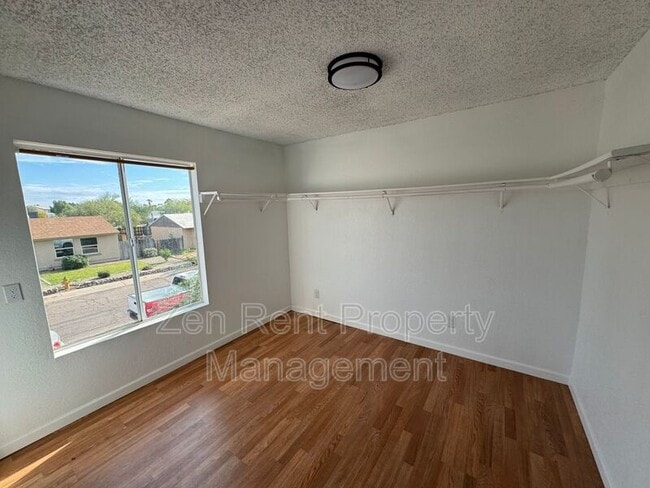 Building Photo - 940 N Sonora St