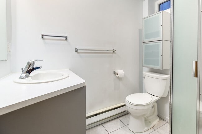 Building Photo - 2 bedroom 1.5.bathroom 1 off street parking