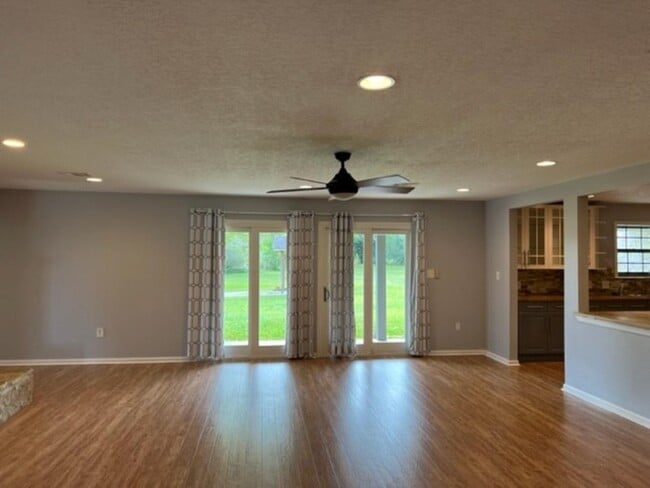 Building Photo - 22985 Hwy 105 W