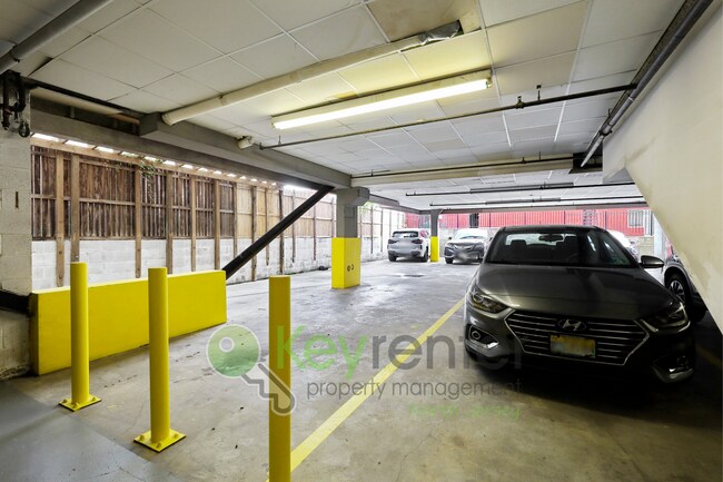 Building Photo - Top-Floor 2BR/2BA Condo with NYC Views + P...