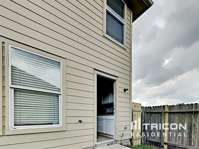 Building Photo - 6448 Mountain Pines Ln