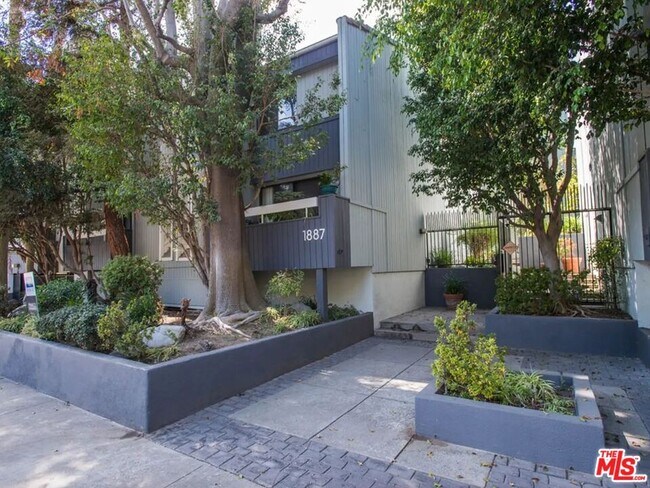 Building Photo - 1887 Greenfield Ave