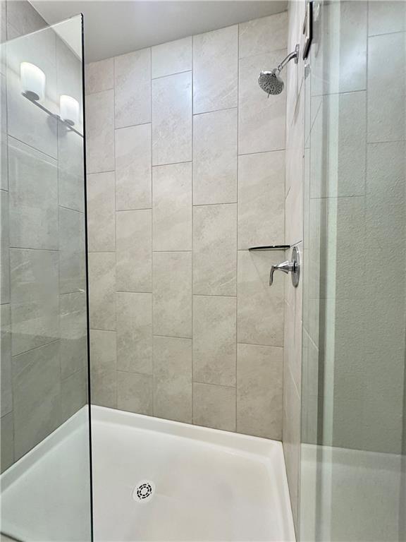 Building Photo - 832 NE Hts Ln