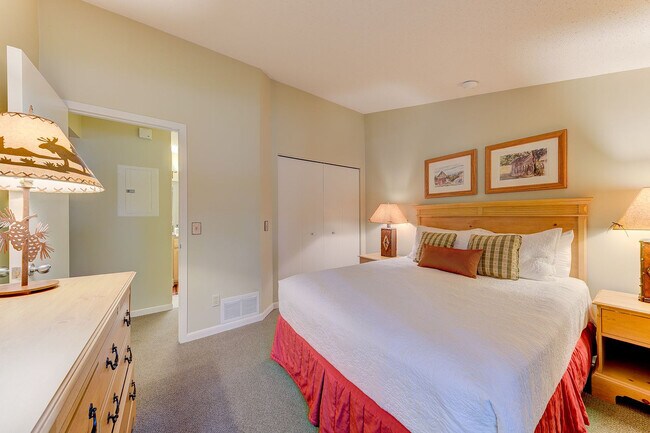 Building Photo - 5705 Creeks Crossing N
