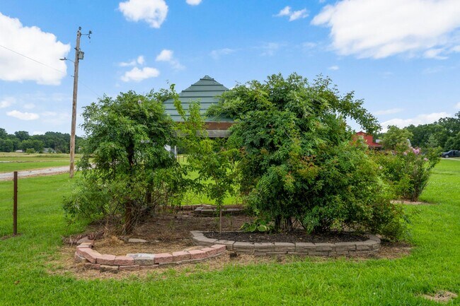 Building Photo - Modern Comfort on 1 Acre in Coweta – Available Now!