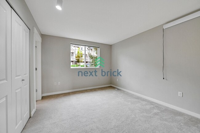 Building Photo - 3 BED & 3.5 BATH FOR RENT
