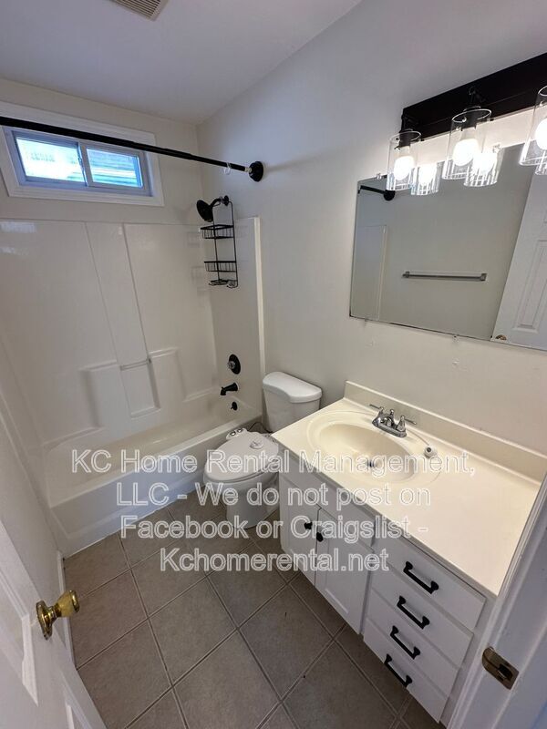 Building Photo - 1903 W 43rd Pl