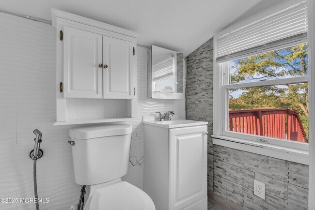 Building Photo - 177 Creek Rd