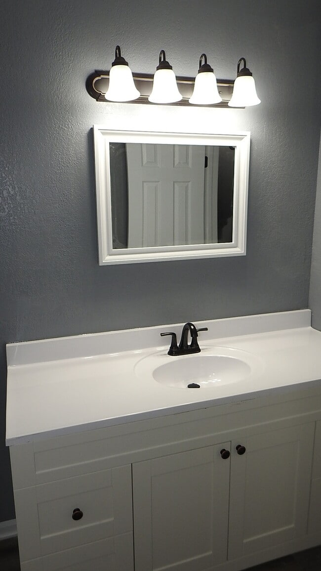 Building Photo - Blue Springs - 2 bed - 1.5 bath Townhome