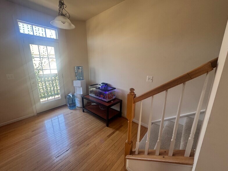 Building Photo - 2112 Lockwood Dr