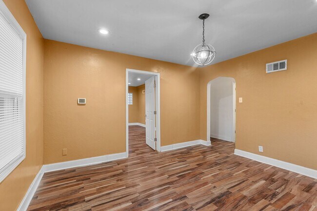 Building Photo - Newly Renovated 4-Bedroom Home | Riverview...