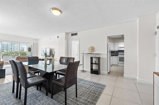Building Photo - 500 Bayview Dr