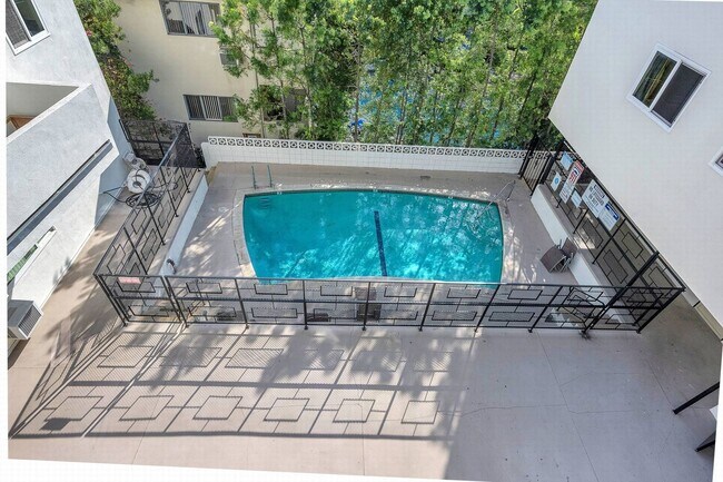 Building Photo - Stunning HUGE Top-floor 2+2