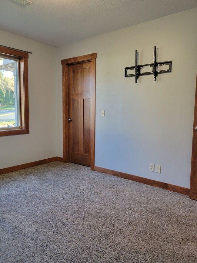 Building Photo - One Level Townhouse