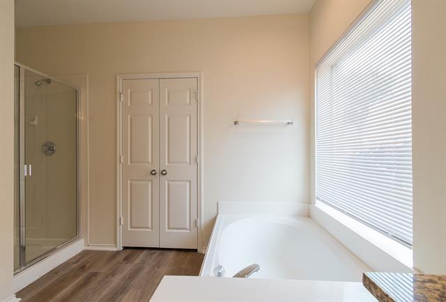 Building Photo - 3614 English Oak Dr