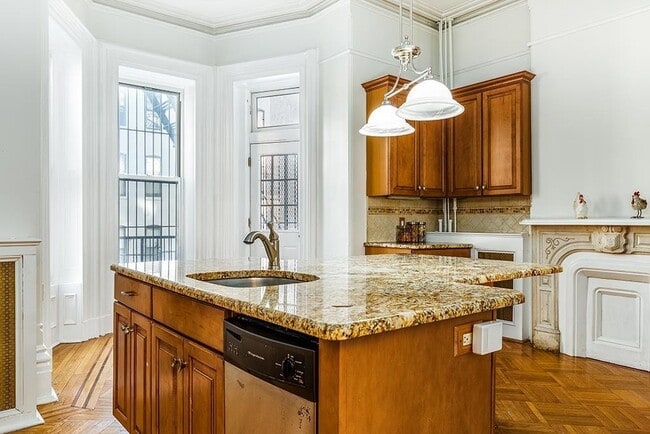 Building Photo - 325 Montgomery St